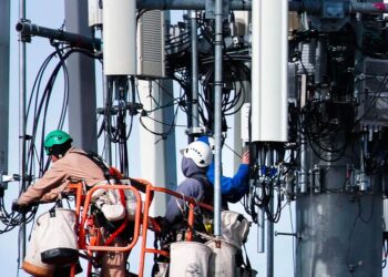 Китай приказал государственным мобильным операторам заменить иностранные чипы