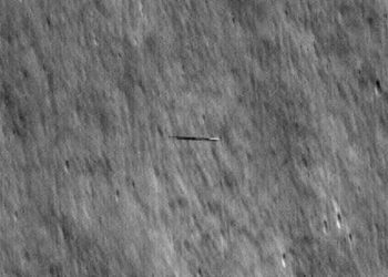 NASA сфотографировало странный объект, летящий над поверхностью Луны