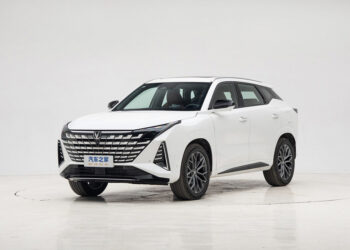 Новейший экономичный кроссовер Changan размером с Geely Atlas и запасом хода 1200 км — всего 12 тыс. долларов. Представлен Changan Uni-Z 2025