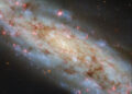 Спиральная галактика с наклоном 70 градусов: телескоп Hubble сделал фото, которое можно вставить в учебники по всему миру