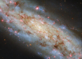 Спиральная галактика с наклоном 70 градусов: телескоп Hubble сделал фото, которое можно вставить в учебники по всему миру