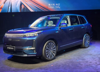 Крутой аналог Mercedes-Maybach GLS и BMW X7. Представлен роскошный шестиместный внедорожник Geely Galaxy M9 с расходом 4,8 л/100 км и динамикой спорткара