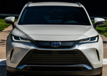 В России начали продавать кроссоверы Toyota Venza 2025: передний привод — 4,75 млн рублей, полный привод — 4,79 млн рублей
