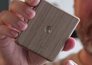 ВИДЕО: распаковка Motorola Razr 60 Ultra с крышкой из древесины