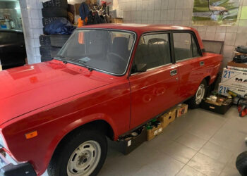 Уникальный экспортный ВАЗ-2107 с редким мотором продают в России: 34 года, а пробег — всего 160 км