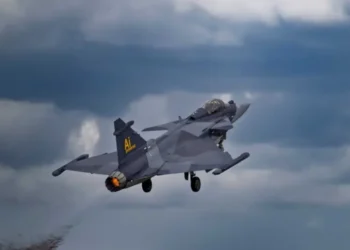 Впервые в мире: истребитель Gripen E под управлением ИИ испытали в бою против живого пилота