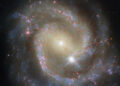 «Хаббл» показал спиральную галактику NGC 3507 в паре с необычным компаньоном