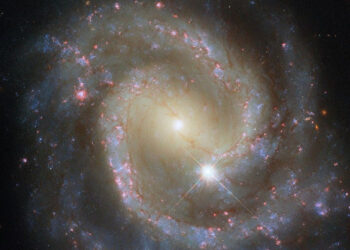 «Хаббл» показал спиральную галактику NGC 3507 в паре с необычным компаньоном