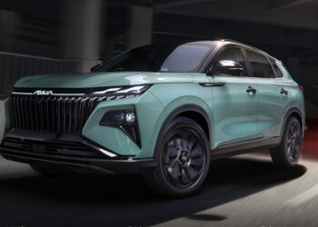 В России официально появился кроссовер размером с Geely Monjaro. Dongfeng Huge получит 1,5-литровый мотор как Honda Accrod и предложит просторный салон