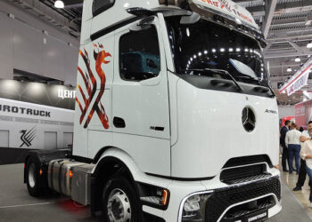 Футуристический Mercedes-Benz Actros L начали продавать в России — в два раза дороже КамАЗа К5