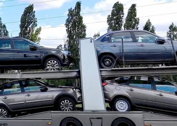 Таких «Грант» раньше не выпускали: Lada Granta Active Cross с клиренсом почти 200 мм в цвете «Борнео» отправились к дилерам