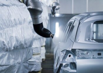 На бывшем заводе Volkswagen сварены и окрашены первые машины, которые собираются с немецкой системой контроля качества — Tenet
