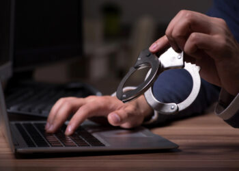 Инженер-программист 6 месяцев работал в стартапе из тюрьмы — босс не знал, пока не предложил место в штате