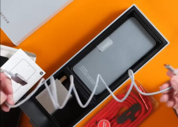 ВИДЕО: распаковка Xiaomi 15S Pro – особая модель требует особой подачи