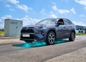 Франция запустила первое в мире шоссе, которое заряжает электромобили