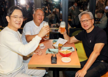 Акции нескольких компаний, связанных с курицей, резко выросли после того, как глава Nvidia Джесен Хуанг покушал в корейском фаст-фуде