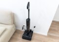 Втягивает мусор, моет полы и сам себя обслуживает: обзор вертикального пылесоса Dreame H15S