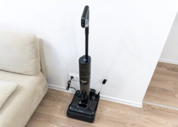 Втягивает мусор, моет полы и сам себя обслуживает: обзор вертикального пылесоса Dreame H15S