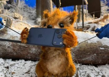 Apple сняла рождественский ролик с куклами после провала ИИ-рекламы от Coca‑Cola