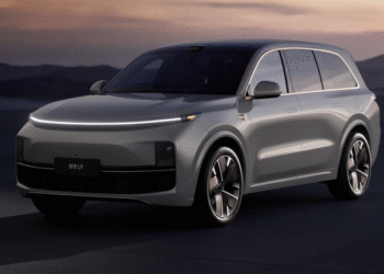 Mash: cуд запретил ввоз праворульных и гибридных авто в Россию