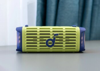 Не боится солёной воды и сама себя переворачивает: обзор колонки Soundcore Boom 3i