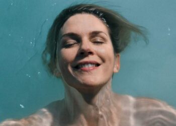 Metacritic назвал лучшие новые сериалы 2025 года – “Переходный возраст”, “Чужой: Земля” и Pluribus