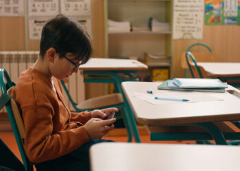 Запрет смартфонов в школах Нью-Йорка показал, что дети не умеют определять время по “часам со стрелками”