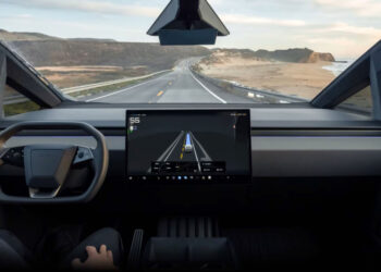 Суд установил, что Tesla обманывала насчет Autopilot, в то время, как компания убирает из Robotaxi “водителей безопасности”