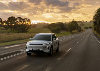 Первый подключаемый гибрид Geely в России установил рекорд Гиннесса по топливной эффективности