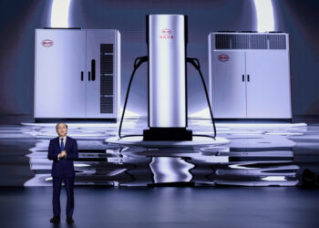 Энергия на 400 км за 5 минут: BYD показала работу новой зарядной станции для авто