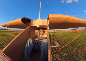 Уникальный картонный самолет сумел оторваться от земли — пусть и на несколько секунд