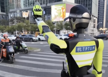 На крупном перекрестке в Ханчжоу отныне работает робот-полицейский