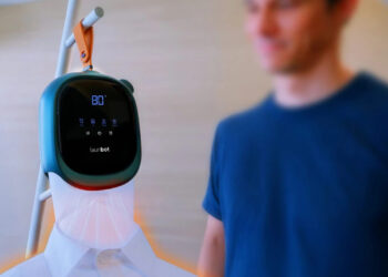 Небольшой гаджет Launbot высушит и разгладит любые вещи за полчаса
