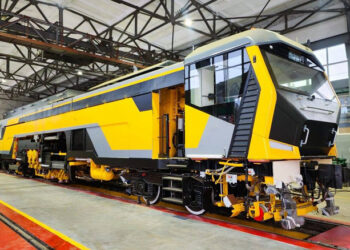 Полностью российская разработка: в Калуге собрали первую отечественную супермашину для ремонта железных дорог