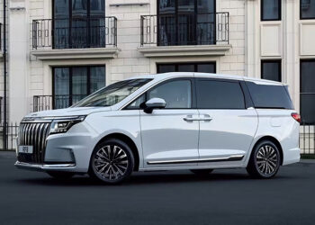 Аналог Toyota Alphard с местной сборкой и официальной гарантией. Первые JAC RF8 появились на российских дорогах ещё до старта продаж