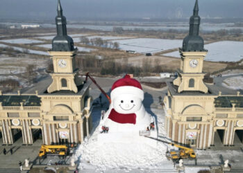 В Харбине создали самого большого снеговика Китая