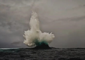 «Невозможную волну» запечатлели на видео у побережья Австралии