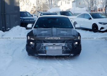 Прототип совершенно новой Hyundai Elantra вышел на испытания — модель будет немного похожа на машины Cadillac