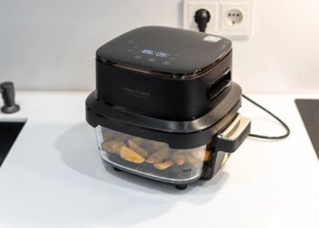 Стекло вместо металла: обзор компактного аэрогриля Trouver AF20 Pro, в котором видна еда