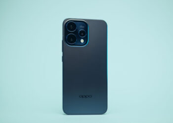 Сохраняет впечатления, выглядит стильно и не боится воды: обзор OPPO Reno15 5G