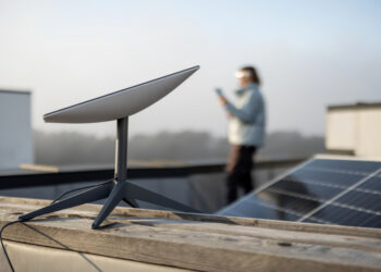 Зарегистрировать Starlink теперь можно у операторов “Нова пошта” и “Укрпошта”: как это работает