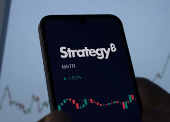 Пенсионные фонды США несут убытки 60% на акциях Strategy: компания говорит, что выдержит биткоин даже по $8 000