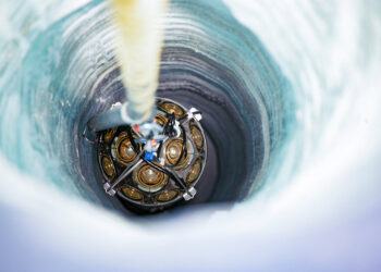 Глубокий взгляд в лед: обсерватория IceCube получила шесть новых детекторов