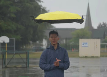 Летающий зонт из Китая самостоятельно следует за своим владельцем