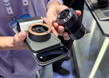 Новый модульный концепт Tecno: телефон, который “примагничивает” все, даже оптический объектив