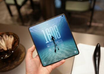 Опять не получилось: «незаметную» складку экрана Oppo Find N6 хорошо видно на фото