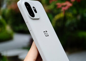 Единственный компактный флагман, экран которого может работать при яркости в 1 нит, с огромным аккумулятором на 7500 мАч. OnePlus 15T показали вживую после анонса