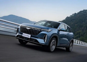 Geely показала обновленный кроссовер Atlas (Boyue L) — с автопилотом и бирюзовыми огнями в зеркалах