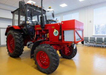 В России модернизировали легендарный белорусский трактор Belarus 82.1 — он стал гибридом