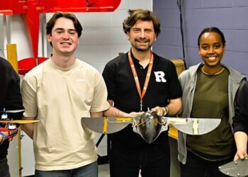 Инженеры построили дрон без единой подвижной детали – он летает за счёт изгиба материалов, имитируя взмах крыльев